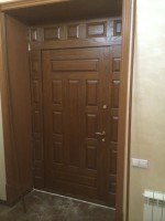 Дверь в дом с отделкой из массива дуба