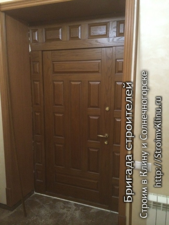 Дверь в дом с отделкой из массива дуба