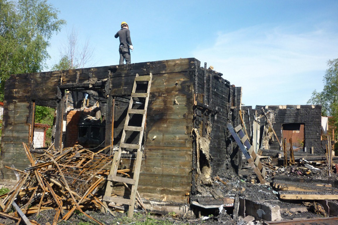 Демонтаж дома после пожара